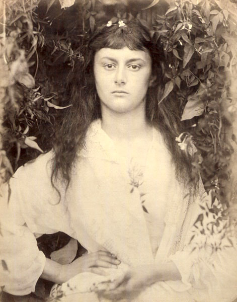 Pomona, 1872 Alice Liddel (1852-1934) che fu l'inspiratrice di "Alice in Wonderland" di Lewis Carrol, posa in questa foto come Pomona, la dea greca dei frutti e dei giardini. 