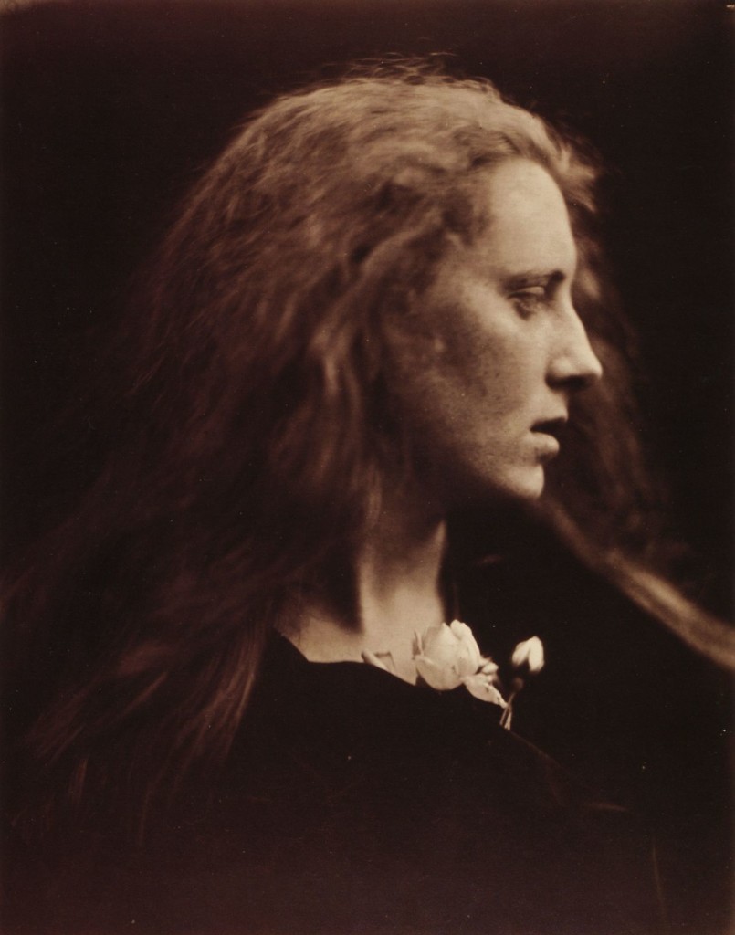 Ofelia, 1867 Questa rappresentazione dell'eroina tragica dell'Amleto di Shakespeare fa parte di una serie che Cameron dedicó al poeta e artista Dante gabriel Rossetti. 